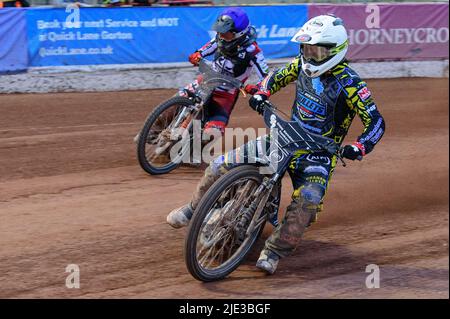 MANCHESTER, ROYAUME-UNI. 24th JUIN Kyle Bickley (blanc) à l'intérieur de Jack Smith (bleu) pendant le match de la Ligue nationale de développement entre Belle vue Colts et Berwick Bullets au National Speedway Stadium, Manchester, le vendredi 24th juin 2022. (Credit: Ian Charles | MI News) Credit: MI News & Sport /Alay Live News Banque D'Images