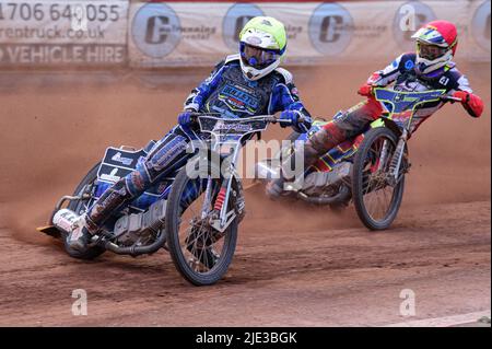 MANCHESTER, ROYAUME-UNI. 24th JUIN Greg Blair (jaune) dirige Nathan Ablitt (rouge) lors du match de la Ligue nationale de développement entre Belle vue Colts et Berwick Bullets au National Speedway Stadium, Manchester, le vendredi 24th juin 2022. (Credit: Ian Charles | MI News) Credit: MI News & Sport /Alay Live News Banque D'Images