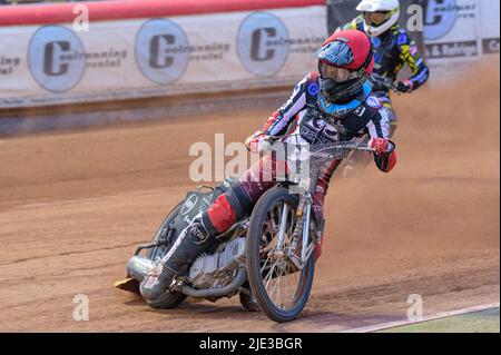 MANCHESTER, ROYAUME-UNI. 24th JUIN Harry McGurk (rouge) dirige Kyle Bickley (blanc) lors du match de la Ligue nationale de développement entre Belle vue Colts et Berwick Bullets au National Speedway Stadium, Manchester, le vendredi 24th juin 2022. (Credit: Ian Charles | MI News) Credit: MI News & Sport /Alay Live News Banque D'Images