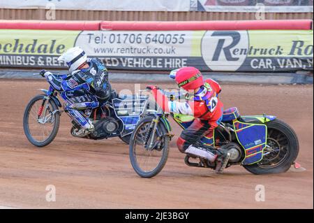 MANCHESTER, ROYAUME-UNI. 24th JUIN Nathan Ablitt (rouge) a chase Greg Blair (blanc) lors du match de la Ligue nationale de développement entre Belle vue Colts et Berwick Bullets au National Speedway Stadium, Manchester, le vendredi 24th juin 2022. (Credit: Ian Charles | MI News) Credit: MI News & Sport /Alay Live News Banque D'Images