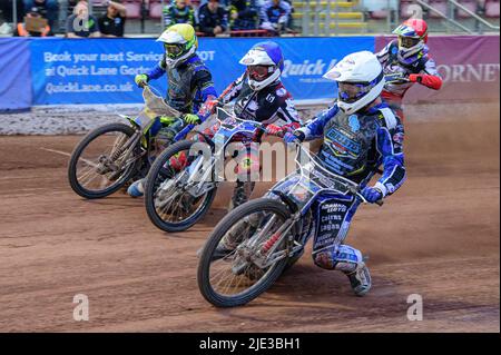 MANCHESTER, ROYAUME-UNI. 24th JUIN Greg Blair (blanc) à l'intérieur d'Archie Freeman (bleu) Ben Rathbone (jaune) avec Nathan Ablitt (rouge) derrière lors du match de la Ligue nationale de développement entre Belle vue Colts et Berwick Bullets au National Speedway Stadium, Manchester, le vendredi 24th juin 2022. (Credit: Ian Charles | MI News) Credit: MI News & Sport /Alay Live News Banque D'Images