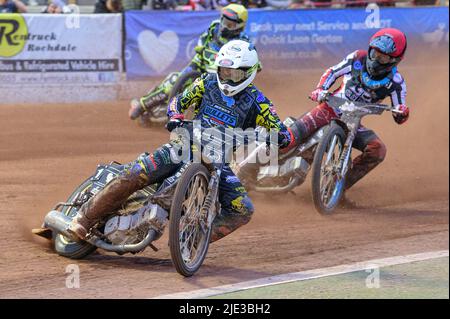 MANCHESTER, ROYAUME-UNI. 24th JUIN Kyle Bickley (blanc) mène Harry McGurk (rouge) avec Ace Pijper (jaune) derrière lors du match de la Ligue nationale de développement entre Belle vue Colts et Berwick Bullets au National Speedway Stadium, Manchester, le vendredi 24th juin 2022. (Credit: Ian Charles | MI News) Credit: MI News & Sport /Alay Live News Banque D'Images