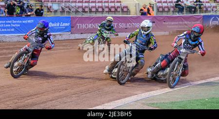 MANCHESTER, ROYAUME-UNI. 24th JUIN Kyle Bickley (blanc) mène Harry McGurk (rouge) et Jack Smith (bleu) avec Ace Pijper (jaune) derrière lors du match de la Ligue nationale de développement entre Belle vue Colts et Berwick Bullets au National Speedway Stadium, Manchester, le vendredi 24th juin 2022. (Credit: Ian Charles | MI News) Credit: MI News & Sport /Alay Live News Banque D'Images