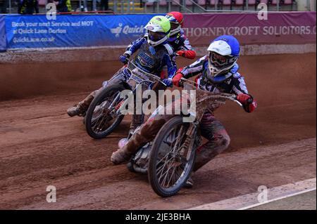 MANCHESTER, ROYAUME-UNI. 24th JUIN Sam McGurk (Bleu) à l'intérieur de Greg Blair (jaune) et Nathan Ablitt (Rouge) lors du match de la Ligue nationale de développement entre Belle vue Colts et Berwick Bullets au National Speedway Stadium, Manchester, le vendredi 24th juin 2022. (Credit: Ian Charles | MI News) Credit: MI News & Sport /Alay Live News Banque D'Images