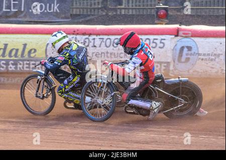 MANCHESTER, ROYAUME-UNI. 24th JUIN Kyle Bickley (blanc) dirige Harry McGurk (rouge) lors du match de la Ligue nationale de développement entre Belle vue Colts et Berwick Bullets au National Speedway Stadium, Manchester, le vendredi 24th juin 2022. (Credit: Ian Charles | MI News) Credit: MI News & Sport /Alay Live News Banque D'Images