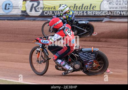 MANCHESTER, ROYAUME-UNI. 24th JUIN Jack Smith (Rouge) chase Kyle Bickley (blanc) lors du match de la Ligue nationale de développement entre Belle vue Colts et Berwick Bullets au National Speedway Stadium, Manchester, le vendredi 24th juin 2022. (Credit: Ian Charles | MI News) Credit: MI News & Sport /Alay Live News Banque D'Images