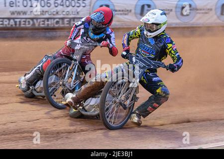 MANCHESTER, ROYAUME-UNI. 24th JUIN Kyle Bickley (blanc) dirige Harry McGurk (rouge) lors du match de la Ligue nationale de développement entre Belle vue Colts et Berwick Bullets au National Speedway Stadium, Manchester, le vendredi 24th juin 2022. (Credit: Ian Charles | MI News) Credit: MI News & Sport /Alay Live News Banque D'Images