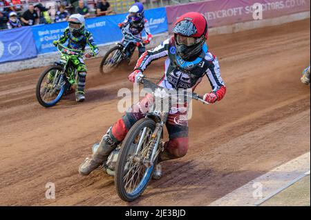 MANCHESTER, ROYAUME-UNI. 24th JUIN Harry McGurk (rouge) dirige Ace Pijper (blanc) et Freddy Hodder (bleu) lors du match de la Ligue nationale de développement entre Belle vue Colts et Berwick Bullets au National Speedway Stadium, Manchester, le vendredi 24th juin 2022. (Credit: Ian Charles | MI News) Credit: MI News & Sport /Alay Live News Banque D'Images