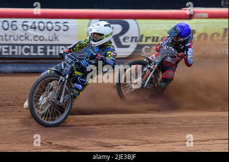 MANCHESTER, ROYAUME-UNI. 24th JUIN Kyle Bickley (blanc) dirige Jack Smith (bleu) lors du match de la Ligue nationale de développement entre Belle vue Colts et Berwick Bullets au National Speedway Stadium, Manchester, le vendredi 24th juin 2022. (Credit: Ian Charles | MI News) Credit: MI News & Sport /Alay Live News Banque D'Images