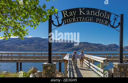 Jetée en bois sur le lac Okanagan Pachland BC. Personnes marchant dans le parc d'été. Magnifique paysage au quai du patrimoine de Ray Kandola, le matin ensoleillé de 7 juin, Banque D'Images