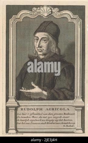 Portrait de Rudolf Agricola, portrait de Rudolf Agricola dans un cadre rectangulaire ornementé. Dans un cadre son nom et quatre lignes de texte hollandais., imprimeur: Adolf van der Laan, (mentionné sur l'objet), après son propre dessin par: Adolf van der Laan, (mentionné sur l'objet), Gerardus Outhof, (mentionné sur l'objet), Amsterdam, c. 1716 - 1742, papier, gravure, hauteur 166 mm × largeur 108 mm Banque D'Images