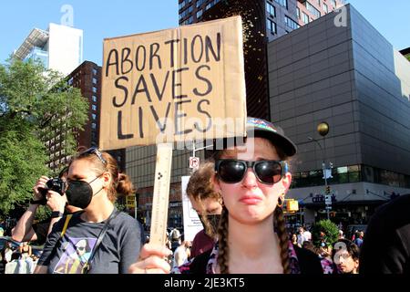 24 juin 2022, New York, New York, Etats-Unis: 24 juin 2022 NEW YORK . Roe c. Wade renversé par la Cour suprême des États-Unis. Des milliers de manifestants se rendirent dans les rues de New York pour montrer leur dédain à l'égard de la décision du tribunal. (Image de crédit : © Bruce Cotler/ZUMA Press Wire) Banque D'Images