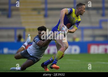 Warrington, Royaume-Uni. 24th juin 2022. Ben Currie #11 de Warrington Wolves est abordé par Darnell McIntosh #5 du Hull FC à Warrington, Royaume-Uni, le 6/24/2022. (Photo de James Heaton/News Images/Sipa USA) crédit: SIPA USA/Alay Live News Banque D'Images