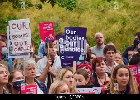 Londres, Royaume-Uni. 24th juin 2022. Une femme porte un écriteau qui dit « notre corps, notre choix » pendant la démonstration. Des manifestants se sont rassemblés devant l'ambassade des États-Unis à Londres alors que la Cour suprême renversait Roe v Wade et ouvres la voie à l'interdiction de l'avortement dans la plupart des États-Unis. Crédit : SOPA Images Limited/Alamy Live News Banque D'Images