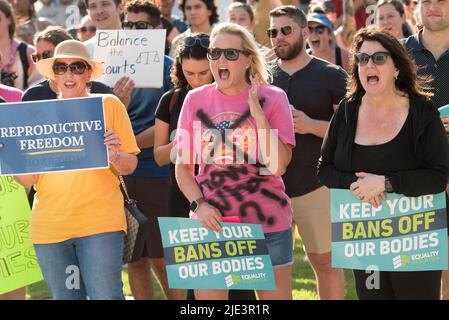 Fort Lauderdale, Floride, États-Unis. 24th juin 2022. Les manifestants se réunissent en réaction au renversement de Roe V. Wade par la Cour suprême, laissant aux États la question de la légalité de l'avortement. (Credit image: © Orit Ben-Ezzer/ZUMA Press Wire) Banque D'Images