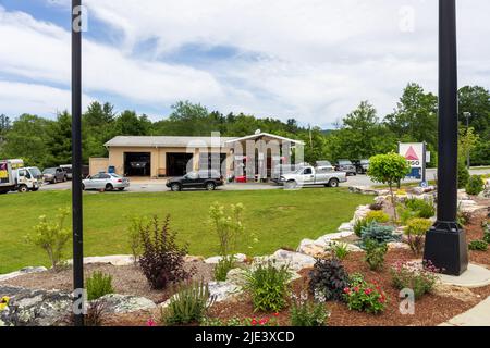 BLOWING ROCK, NC, USA-20 JUIN 2022: Station-service Citgo avec lit de fleur en premier plan, on US 321. Banque D'Images