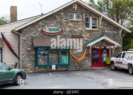 BLOWING ROCK, NC, USA-20 JUIN 2022: Footsloggers Outfitters extérieur et Voyage, bâtiment et panneau. Banque D'Images