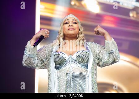 Glastonbury, Royaume-Uni. 24th juin 2022. Tionne Watkins, de TLC, se produit au Glastonbury Festival, à la ferme digne de Somerset. Date de la photo: Vendredi 24 juin 2022. Le crédit photo devrait se lire comme suit : David Jensen/Empics/Alamy Live News Banque D'Images