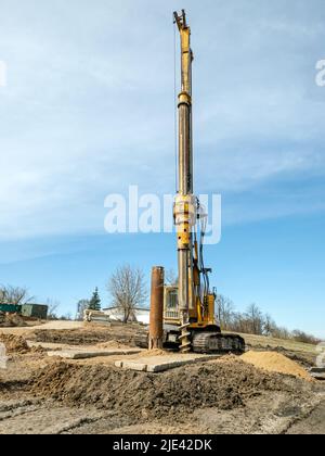 aléser l'engin de forage sur le chantier sur fond bleu ciel Banque D'Images