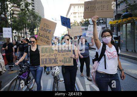 San Francisco, États-Unis. 24th juin 2022. Les manifestants marchent dans les rues de San Francisco, tenant des pancartes exprimant leur opinion sur l'avortement pendant la manifestation. À San Francisco, des centaines de manifestants sont descendus dans la rue avec des pancartes ; ils veulent faire respecter leur droit à l'avortement et ils pensent que l'avortement devrait être décidé ou non par les femmes, et non par le tribunal. Ce rassemblement faisait suite à la décision du tribunal, pour 24 juin, dans laquelle la Cour suprême des États-Unis a renversé l'affaire Roe c. Wade, ce qui signifie que les États-Unis ont mis fin à la protection fédérale contre l'avortement. Crédit : SOPA Images Limited/Alamy Live News Banque D'Images
