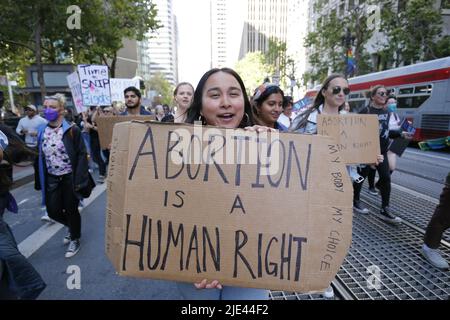 San Francisco, États-Unis. 24th juin 2022. Un manifestant tient un écriteau indiquant « l'avortement est un droit humain » pendant la démonstration. À San Francisco, des centaines de manifestants sont descendus dans la rue avec des pancartes ; ils veulent faire respecter leur droit à l'avortement et ils pensent que l'avortement devrait être décidé ou non par les femmes, et non par le tribunal. Ce rassemblement faisait suite à la décision du tribunal, pour 24 juin, dans laquelle la Cour suprême des États-Unis a renversé l'affaire Roe c. Wade, ce qui signifie que les États-Unis ont mis fin à la protection fédérale contre l'avortement. (Photo de Michael Ho Wai Lee/SOPA Images/Sipa USA) crédit: SIPA USA/Alay Live News Banque D'Images