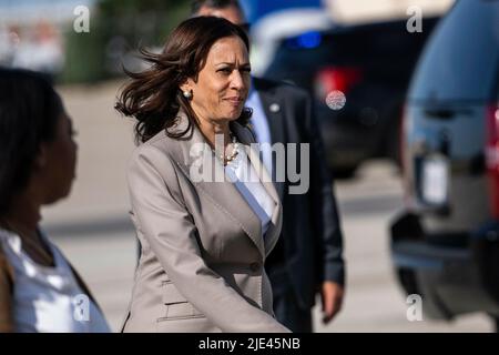 Chicago, Illinois. 24th juin 2022. Le vice-président des États-Unis, Kamala Harris, se dirige vers la Force aérienne deux à l'aéroport de Midway le vendredi 24 juin 2022, à Chicago, dans l'Illinois. Credit: Christopher Dilts/ Pool via CNP/dpa/Alay Live News Banque D'Images