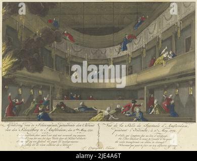 Salle du Schouwburg d'Amsterdam au déclenchement de l'incendie, 1772, Cornelis Bogerts, après Pieter Barbiers (I), 1772, vue de la salle du Schouwburg d'Amsterdam au déclenchement de l'incendie sur 11 mai 1772. L'incendie a éclaté lors d'une représentation de l'opéra « le Deserter ». Le public s'enfuit dans la panique. Les flammes frappent l'auditorium sur la gauche. Sous la scène, le titre et un verset à quatre lignes en néerlandais (à gauche) et en français (à droite). Partie d'une série de quatre tirages avec un titre imprimé sur le feu dans le Schouwburg d'Amsterdam., imprimeur: Cornelis Bogerts, (mentionné sur l'objet), dessinateur intermédiaire Banque D'Images