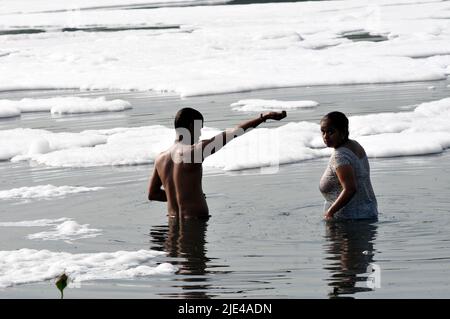 New Delhi, New Delhi, Inde. 25th juin 2022. Un couple de fidèles prend le bain Saint dans de la mousse toxique en foché dans la rivière yamuna polluée sainte, à New Delhi Inde le samedi, (Credit image: © Ravi Batra/ZUMA Press Wire) Banque D'Images