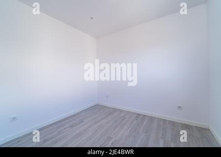 Chambre vide avec parquet flottant en bois gris, sol stratifié. Intérieur de la maison, grande chambre ou salle de séjour. Nouvelle maison, appartement ou maison. Parquet. Banque D'Images