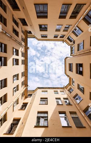 Photographie du ciel à l'intérieur de la cour du puits Banque D'Images