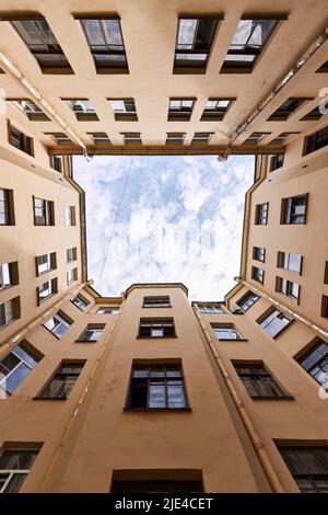 Photographie du ciel à l'intérieur de la cour du puits Banque D'Images