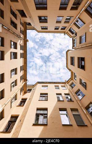 Photographie du ciel à l'intérieur de la cour du puits Banque D'Images