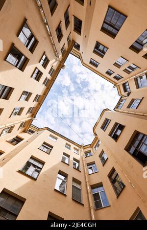 Photographie du ciel à l'intérieur de la cour du puits Banque D'Images