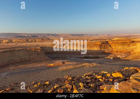 Paysage au coucher du soleil dans le cratère du désert du Negev Mitzpe Ramon Israel Banque D'Images