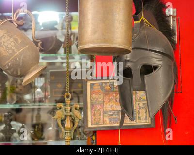 Objets souverains d'antiquités à la boutique d'antiquités ou magasin, prêt à être vendu sur le marché Banque D'Images