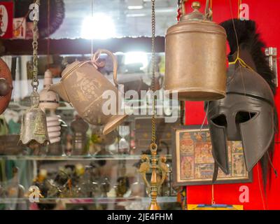 Objets souverains d'antiquités à la boutique d'antiquités ou magasin, prêt à être vendu sur le marché Banque D'Images