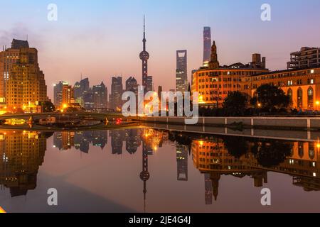 Lumières paysage Shanghai Tour de perle orientale l'eau suzhou creek Banque D'Images