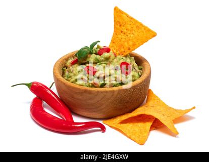 sauce à trempette guacamole dans un bol en bois et copeaux de nachos isolés sur fond blanc Banque D'Images