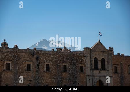 La forteresse extérieure du monastère orthodoxe d'Arkadi avec les monts Psilortitis en arrière-plan Banque D'Images