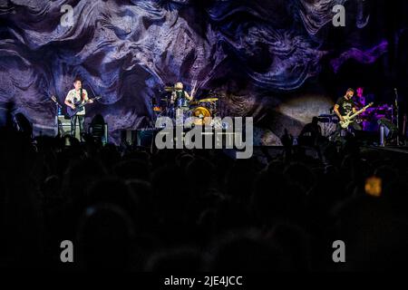 Odense, Danemark. 25th juin 2022. Le groupe de rock anglais Muse donne un concert en direct pendant le festival de musique danois Tinderbox 2022 à Odense. (Crédit photo : Gonzales photo/Alamy Live News Banque D'Images
