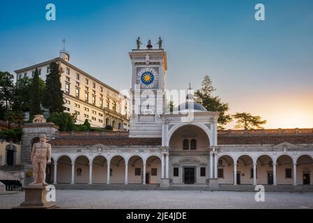 Tôt le matin, vue sur la Piazza Libertà et le château de la ville d'Udine, Friuli Venezia Giulia, Italie. Banque D'Images