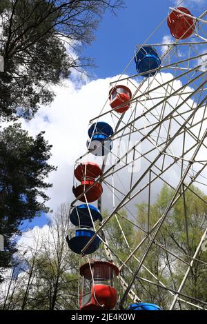 Partie de la roue de ferris dans le parc d'attractions Banque D'Images