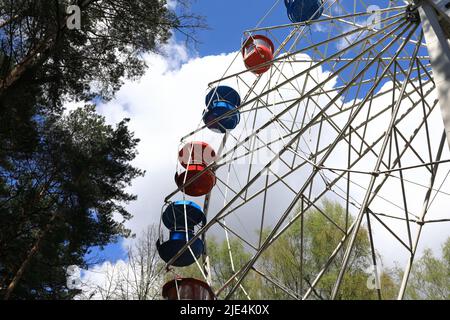 Vue sur la grande roue dans le parc d'attractions Banque D'Images