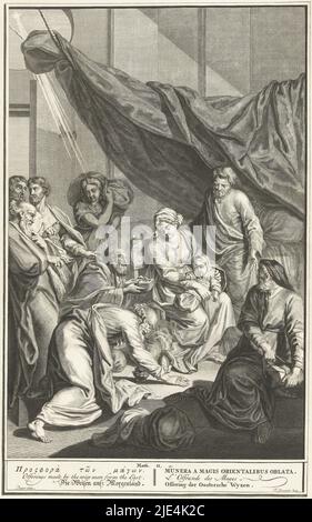 Adoration des Mages, François van Bleyswijck, après Bernard Picart, 1728, trois rois apportent des cadeaux et s'agenouillent avec vénelle devant l'enfant Christ assis sur les genoux de Marie. Au-dessous de la représentation, le sujet est donné en six langues et une référence est faite au texte biblique Matthieu 2:11., imprimeur: François van Bleyswijck, (mentionné sur l'objet), dessinateur intermédiaire: Bernard Picart, (mentionné sur l'objet), Leiden, 1681 - 1728 et/ou 1728, papier, gravure, h 366 mm × l 232 mm Banque D'Images