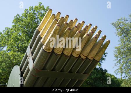 gros plan du transport automobile mobile avec système de lancement de missile de fusée ancien peint camo vert et jaune avec ciel et arbres en arrière-plan Banque D'Images