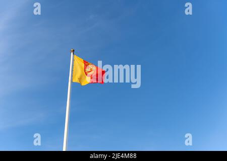 Le drapeau de la ville portuaire lituanienne de Klaipeda survole le fond d'un ciel bleu clair et sans nuages. Banque D'Images