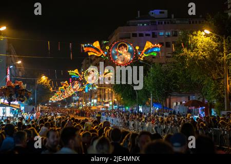 Les gens se sont réunis à l'événement populaire du nord du Portugal, São João de Braga. Vie nocturne, événements sociaux et traditionnels. Style de vie urbain, nuits d'été. Banque D'Images