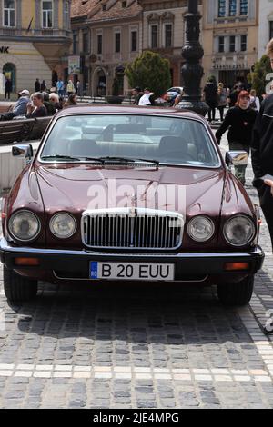 Un ancien modèle de voiture jaguar a surpris un salon automobile local à Brasov Banque D'Images