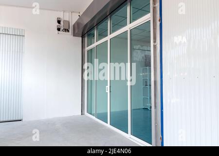 Gros plan sur les portes vitrées coulissantes d'un bâtiment récemment construit. Banque D'Images