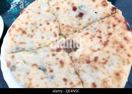 Tarte ossète aux épinards dans l'assiette du restaurant Banque D'Images